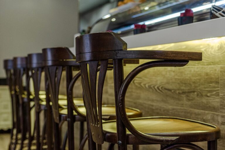 Como as banquetas clássicas podem deixar sua sala mais bonita