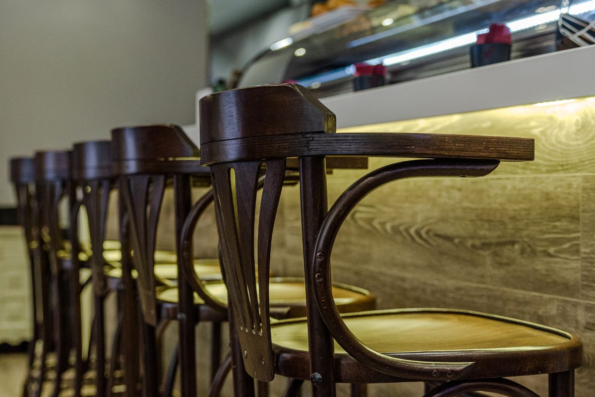 Como as banquetas clássicas podem deixar sua sala mais bonita