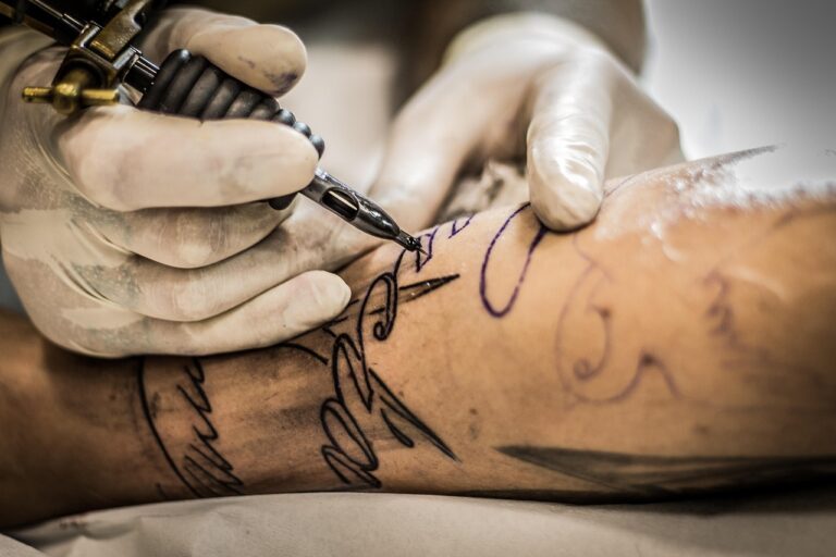 Pode comer ketchup depois de fazer tatuagem? Mitos e cuidados