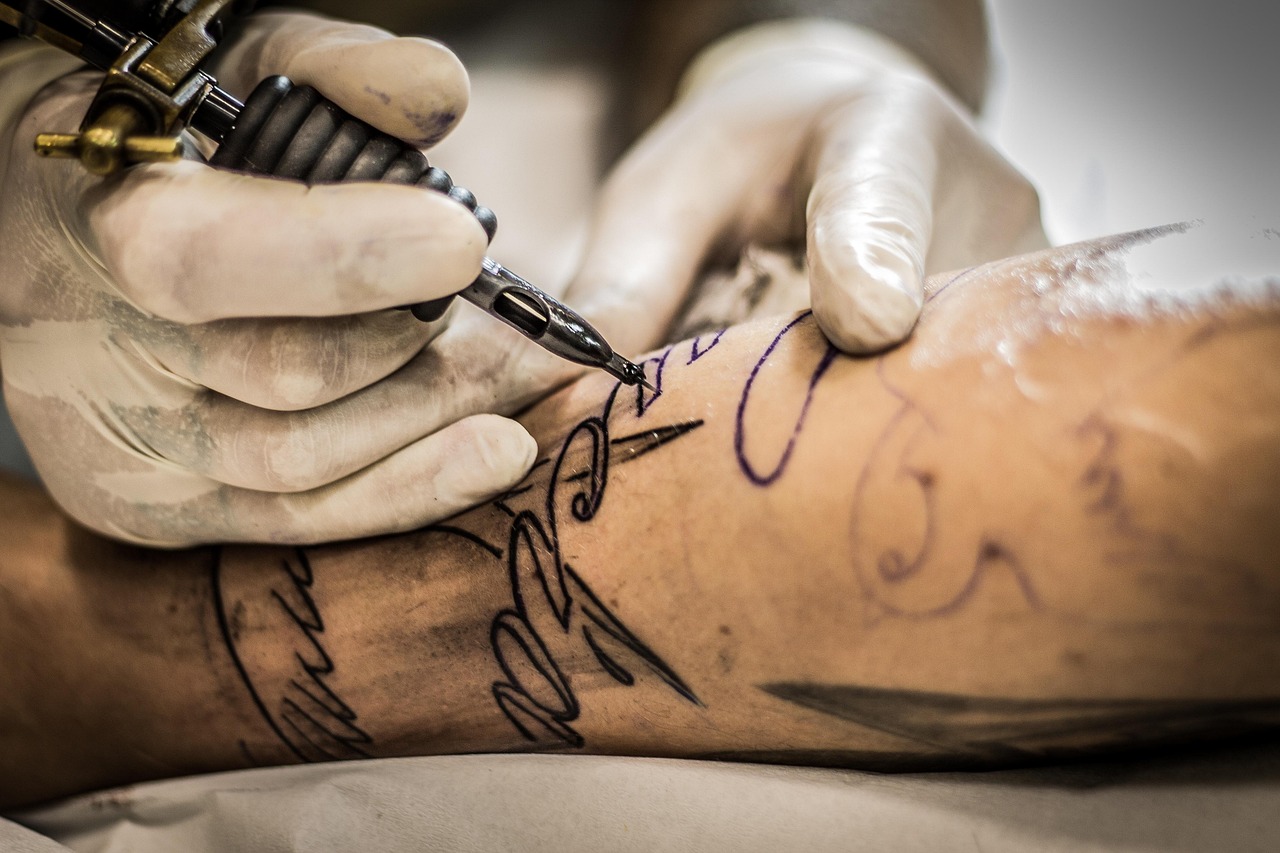 Pode comer ketchup depois de fazer tatuagem? Mitos e cuidados